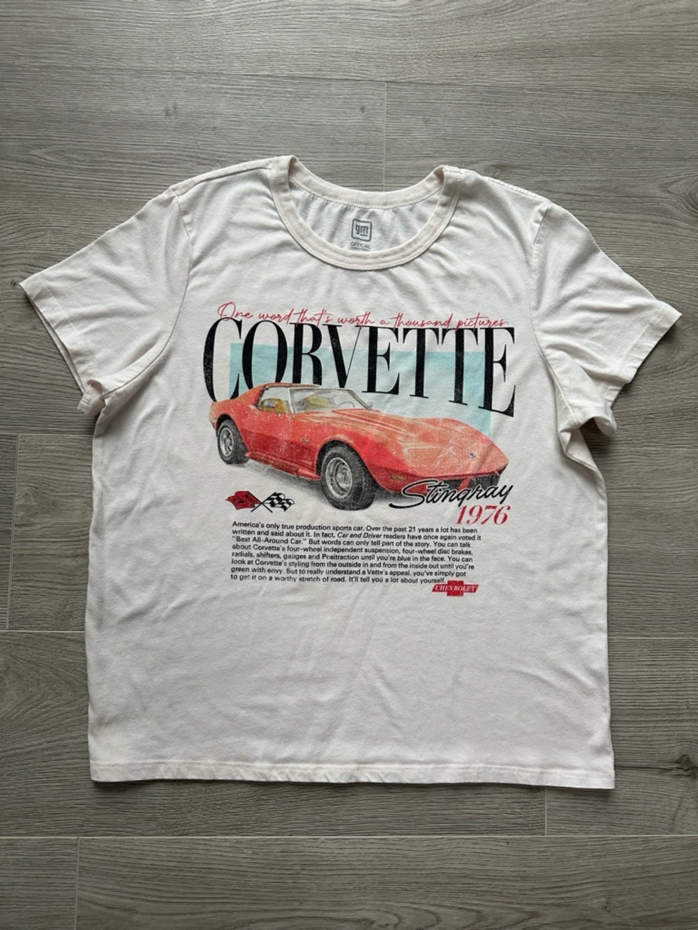 Corvette Stingray 1976 Graphic Tee - Cream with Red Car